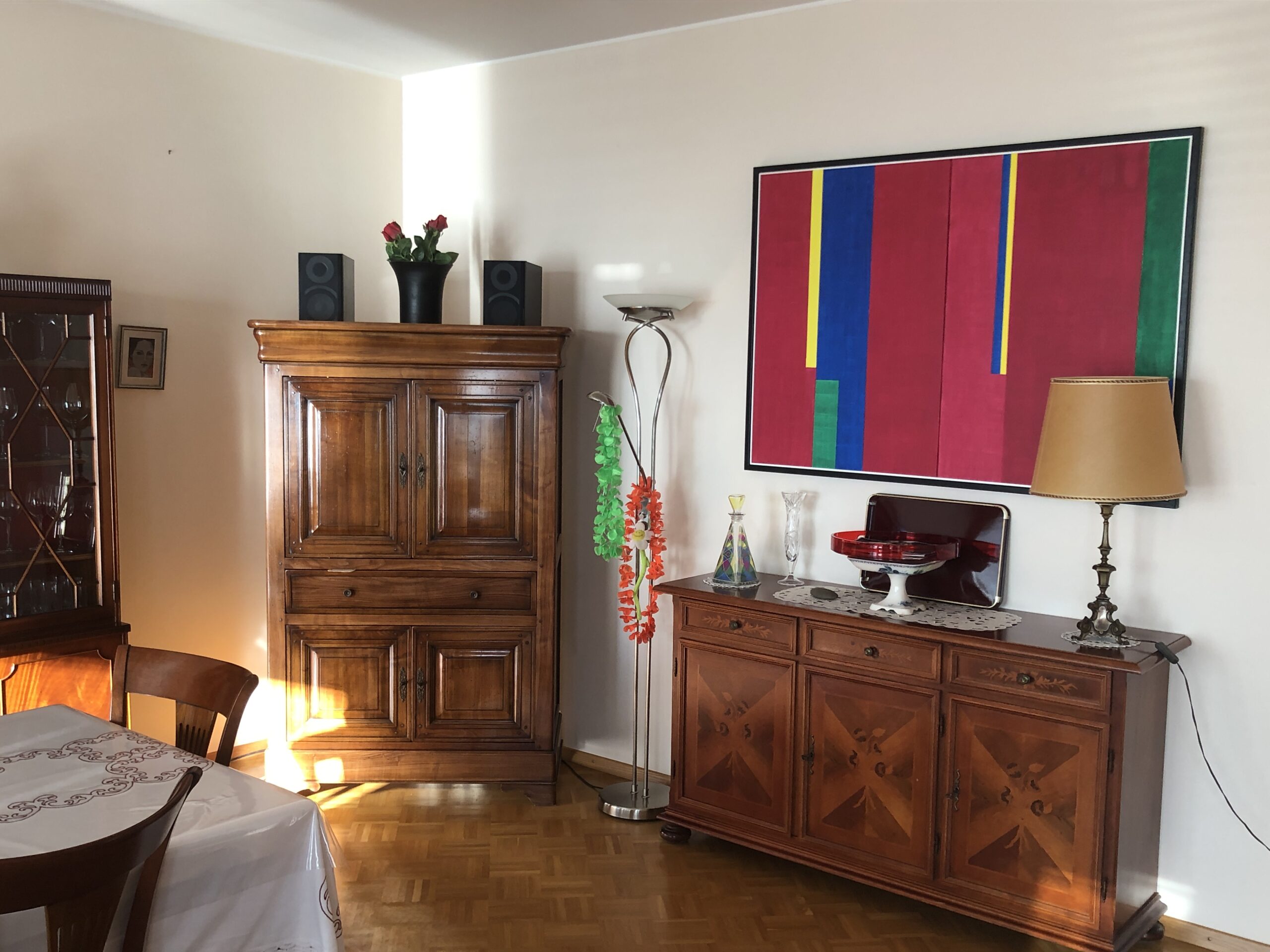 living-tableau-et-TV-armoire